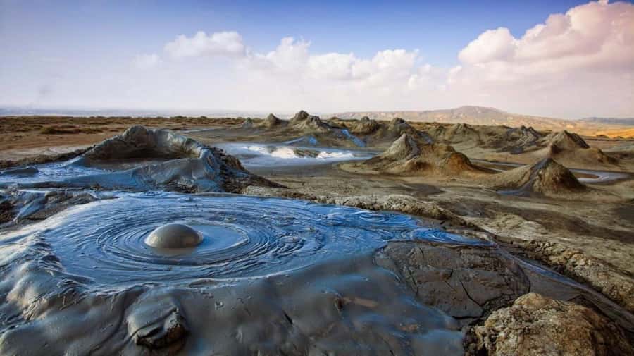 Baku: Gobustan, Mud Volcano, Fire Mount, Temple Lunch Entry - Yanar Dag is brief, bright, and best in the right weather