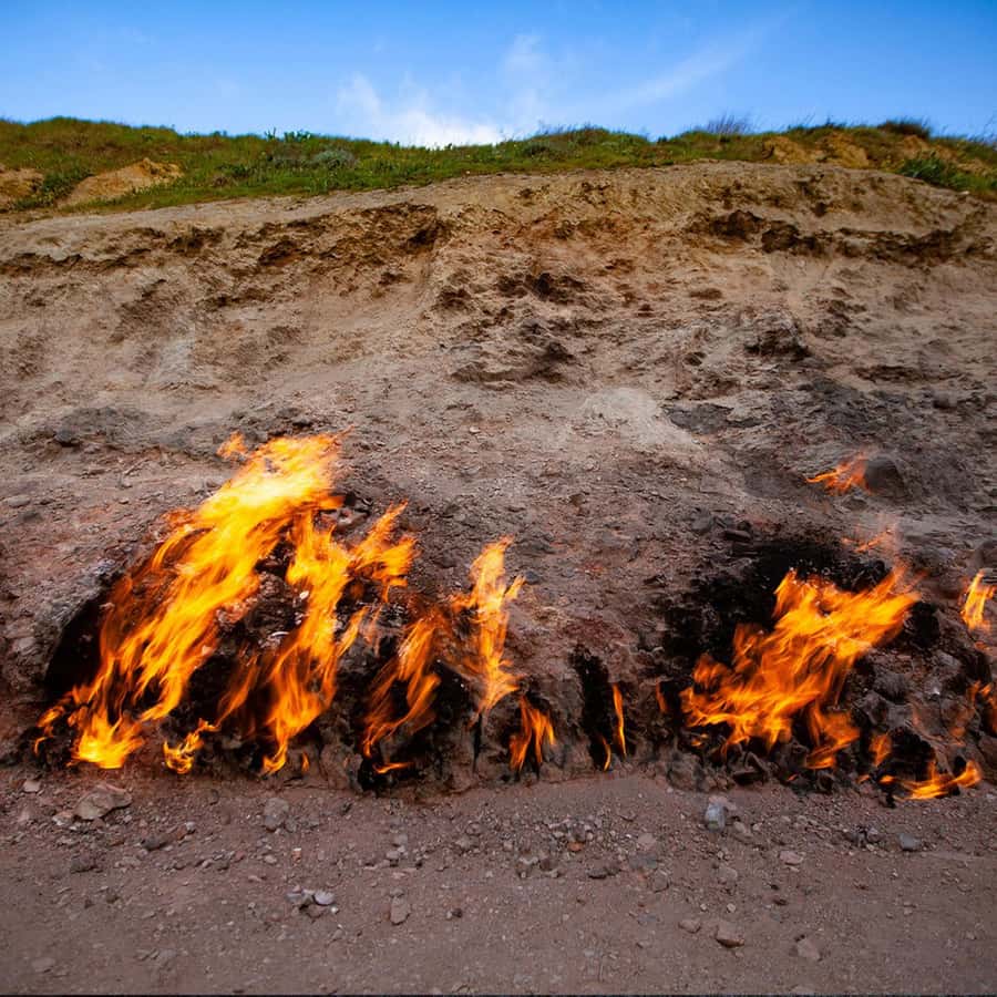 Baku: Gobustan, Mud Volcanoes, Fire Temple, & Yanar Dag Tour - Yanar Dag: a fire that keeps burning