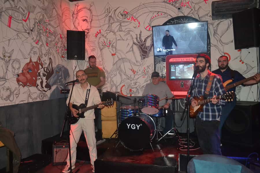Baku: Guided Bar Crawl with Shots and Nightclub Entry - How the hosts shape the night