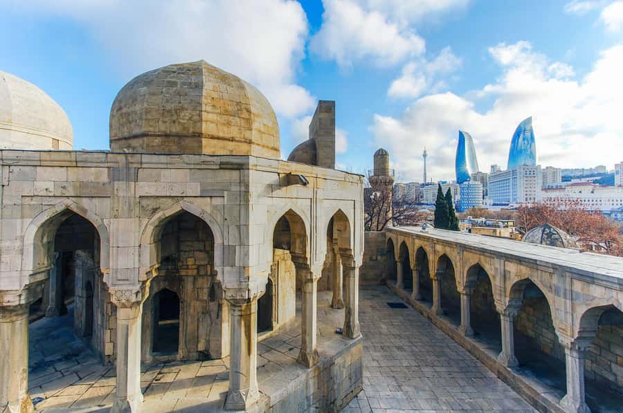 Baku Historical and modern tour in 2-3 hours+FREE Night tour - Starting at Qoşa Qala and reaching Highland Park