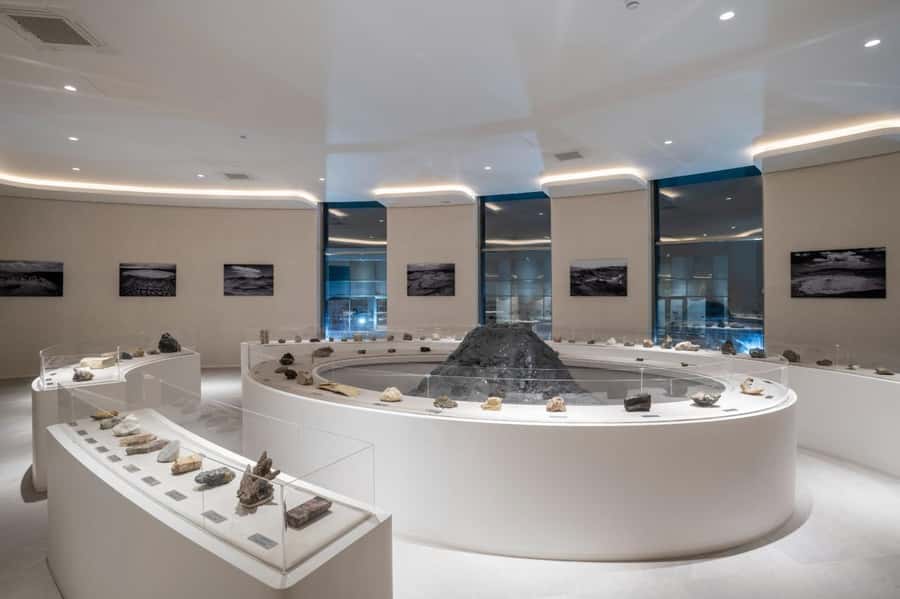 Baku Qobustan Absheron Full Day Guided Tour - Lunch is a practical one-hour pause