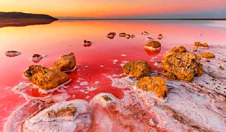 Baku: Sumgait City, Pink Lake & Vibrant Green Bazar Visit - Climbing toward Five Finger Mountain