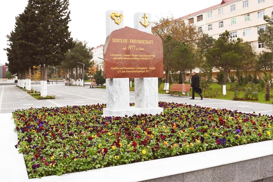 Baku: Sumgait City, Pink Lake & Vibrant Green Bazar Visit - How the $40 price works in practice