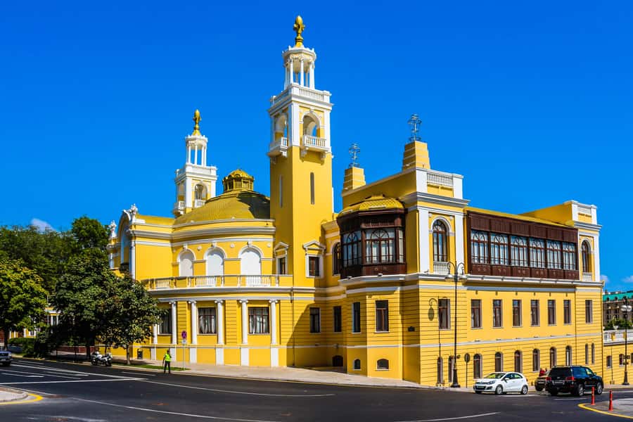 Best of Baku: 4-Hour City Tour Historic and Modern Landmarks - Caravanserais, gates, baths, and old city details