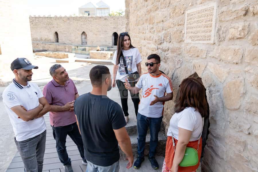 From Bakü: Sightseeing - Ateshgah - Yanardag - Gobustan - Why this day outside Baku works