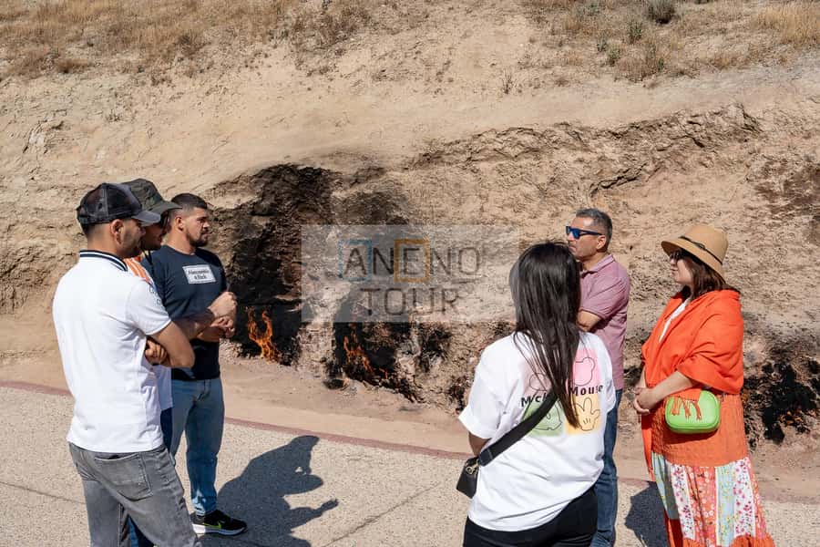 From Bakü: Sightseeing - Ateshgah - Yanardag - Gobustan - Yanardag’s flames across the bare earth