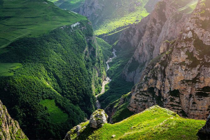 Guba & Khinalig tour - The Gudialchay Gorge and the change to off-road vehicles