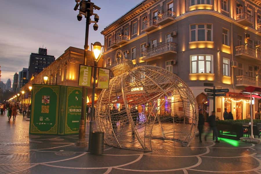 Incredible Baku Nights Panoramic Tour - Fountain Square after dark