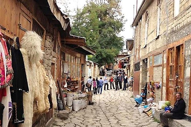 Independent tour to Shamakhi & Lahij - The private guide question